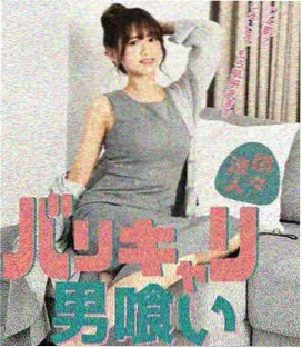 在线高清影院幕后手稿台：分镜纸铺在工作灯下的俯拍
